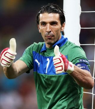 湖人浓眉哥篮下统治锁定胜利（浓眉内线称霸，湖人锁定胜局）